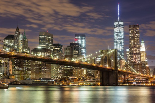 Fototapeta Brooklyn Bridge i wieżowce downtown w Nowym Jorku na zmierzchu