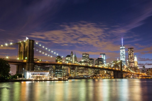 Fototapeta Brooklyn Bridge i wieżowce downtown w Nowym Jorku na zmierzchu