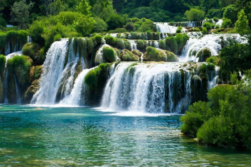 Fototapeta Bajkowy wodospad wśród zieleni