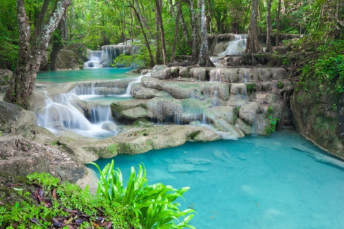 Fototapeta Niebieska woda strumienia w parku narodowego wodospad Erawan Tajlandii