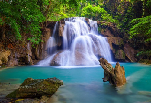 Fototapeta Gęstego lasu wodospad w Kanchanaburi, Tajlandia