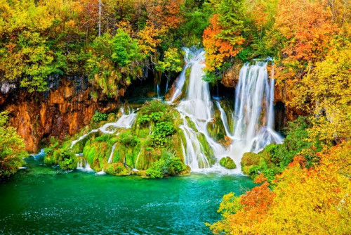 Fototapeta Wodospad w lesie jesienią