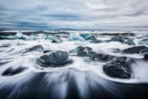 Fototapeta La laguna di jokulsarlon, blocchi di ghiaccio frammentati dalle onde chiamata anche spiaggia di diamanti islanda europa