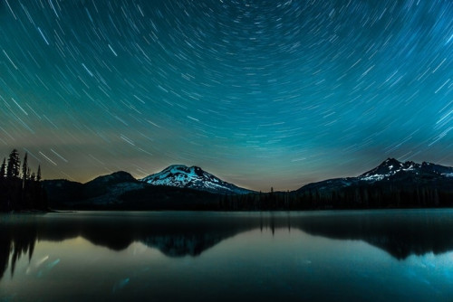 Fototapeta Ślady gwiazd nad jeziorem zakrętu, Oregon