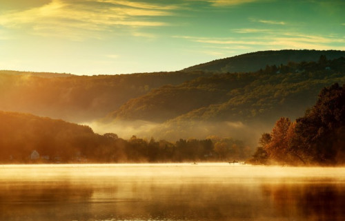 Fototapeta Piękna jesień krajobraz, jezioro w porannej mgle