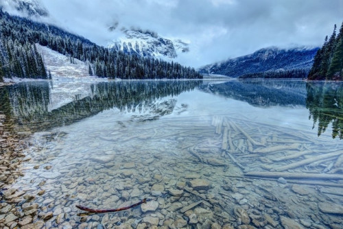 Fototapeta Pierwszy śnieg w odbiciu jeziora w Górach Skalistych