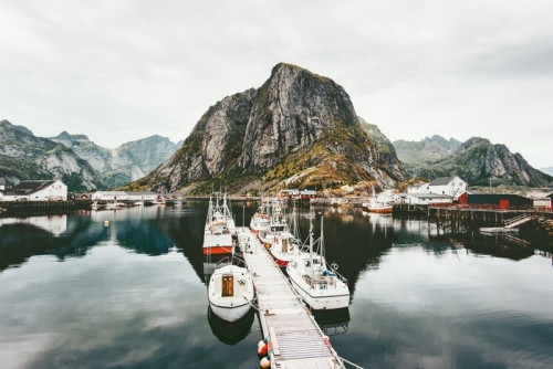 Fototapeta Lofoten islands skaliste góry i łodzie morskie w norwegii krajobraz dzikiej scenerii skandynawskiej sceniczny widok podróż