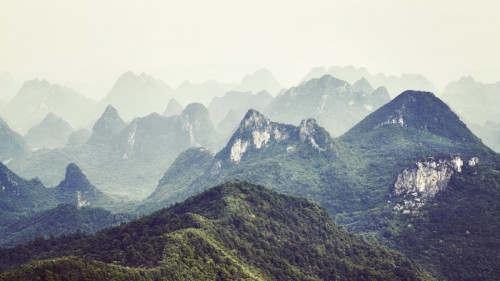 Fototapeta Retro stonowanych obraz formacji krasowych krajobraz wokół Guilin w mglisty dzień. jest to jeden z najbardziej popularnych celów turystycznych w Chinach.