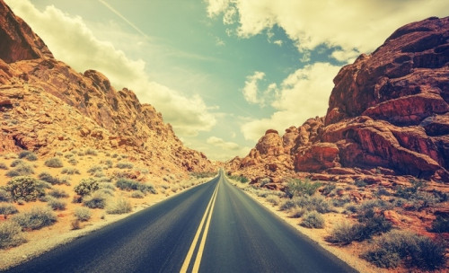 Fototapeta Retro stylizowane autostrady pustyni, koncepcja przygoda podróży.