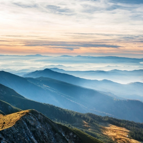 Fototapeta Niebieskie góry i wzgórza nad zachodem słońca