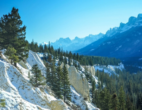 Fototapeta Z widokiem na dolinę zimą w Górach Skalistych Parku Narodowego Banff, Alberta