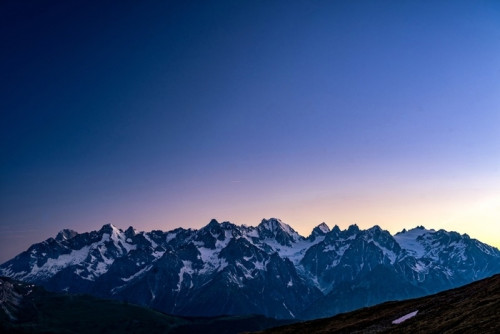 Fototapeta Sceniczny widok piękne szwajcarskie alps góry. niebieski zachód słońca godzina z różowymi i niebieskimi tonami, verbier, kanton du valais, wallis, Szwajcaria.