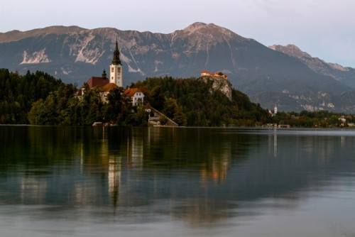 Fototapeta Piękne górskie jezioro krwawiło. kościół pielgrzymkowy założenia marii na wyspie. góry w tle. Słowenia, Europa. podróż europejska.