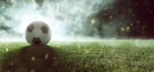 Fototapeta Fußball liegt auf stadionrasen im rauch