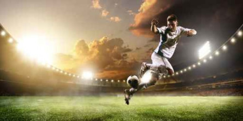 Fototapeta Piłkarz w akcji na stadionie Sunset Panorama tle