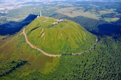 Fototapeta Widok z lotu ptaka Puy de Dome i Parc des Volcans d&#39;Auvergne