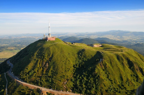 Fototapeta Widok z lotu ptaka Puy de Dome i Parc des Volcans d&#39;Auvergne