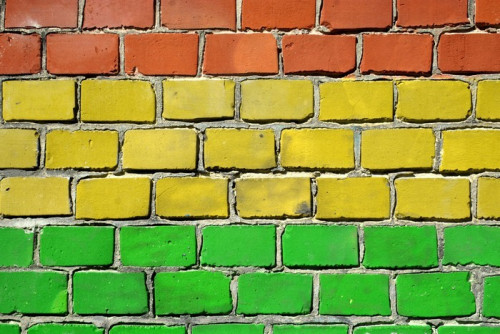 Fototapeta Rasta flag na ceglany mur