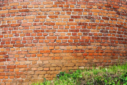 Fototapeta Ściany z czerwonej cegły i trawnik