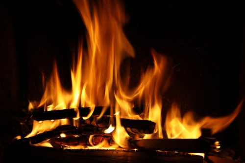 Fototapeta Ogień w kominku płomienie ognia na czarnym tle