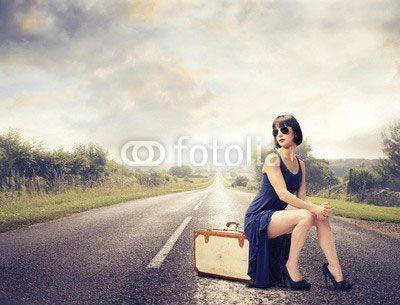 Fototapeta Dziewczyna na drodze