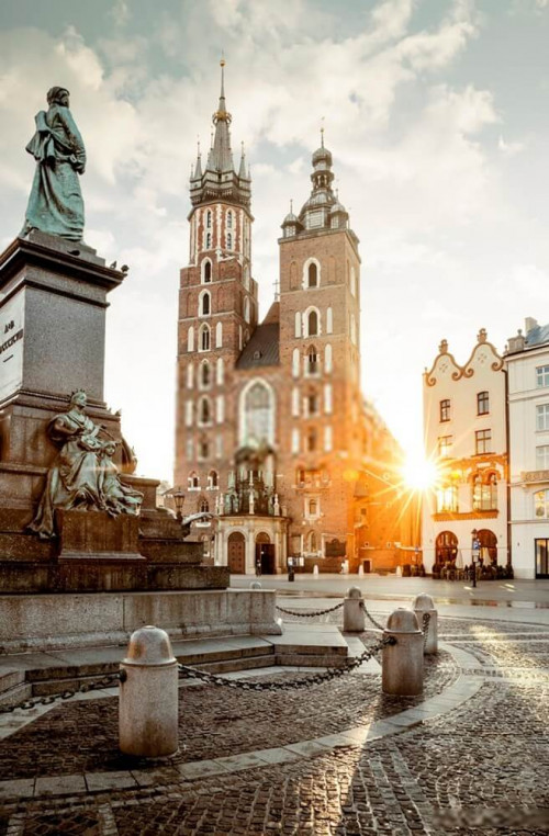 Fototapeta Pomnik Adamowi Mickiewiczowi i bazylika Świętej Maryji na głównym placu