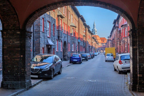 Fototapeta Ulica i zaparkowane maszyny