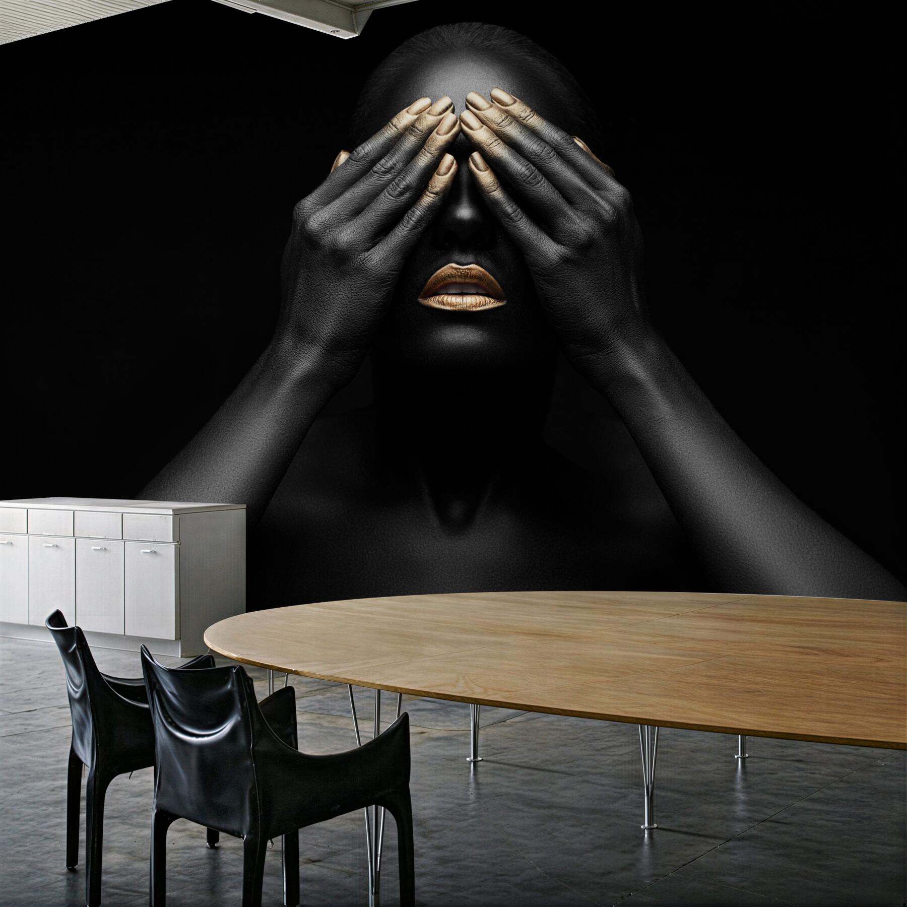 Fototapeta dziewczyna z rękami zamknęła oczy?v23