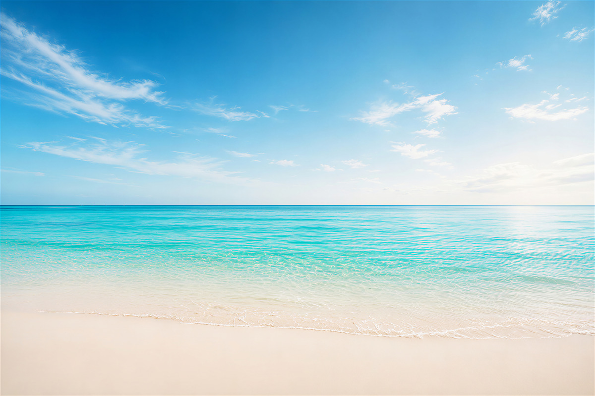 Fototapeta spokojna woda w pobliżu piaszczystej plaży